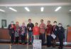 Foto: Dua warga yang mendapatkan hadiah sedang foto bersama dengan jajaran BNI Kudus