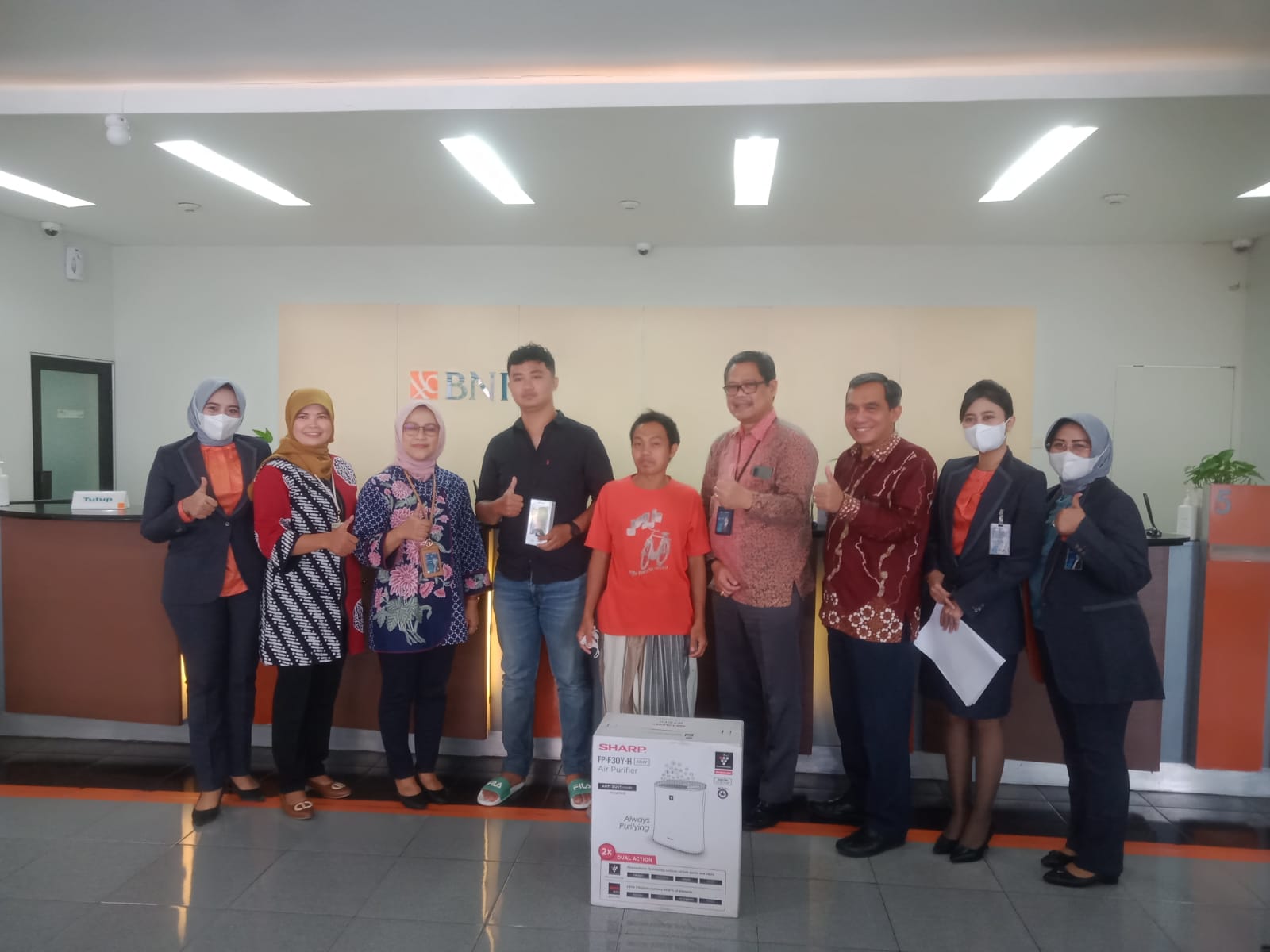 Foto: Dua warga yang mendapatkan hadiah sedang foto bersama dengan jajaran BNI Kudus