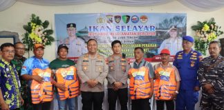 Foto: Pembagian Jaket pelampung kepada para nelayan di Desa Bedono Kecamatan Sayung Demak