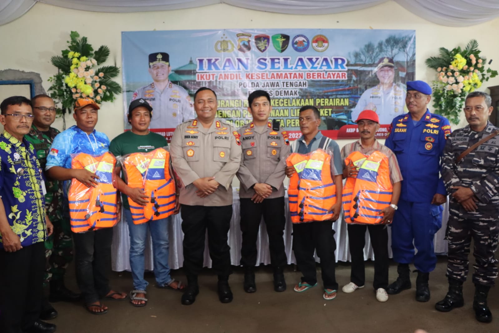 Foto: Pembagian Jaket pelampung kepada para nelayan di Desa Bedono Kecamatan Sayung Demak