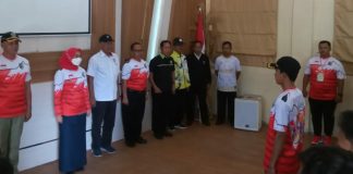 Foto: Tampak Bupati Demak Eisti'anah bersama jajarannya sedang melepas kontingen atlet POPDA (Istimewa)
