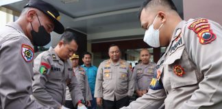 Foto: Tampak anggota Polres Demak sedang melakukan antrian test urine
