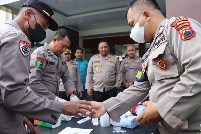 Foto: Tampak anggota Polres Demak sedang melakukan antrian test urine Foto: Tampak anggota Polres Demak sedang melakukan antrian test urine