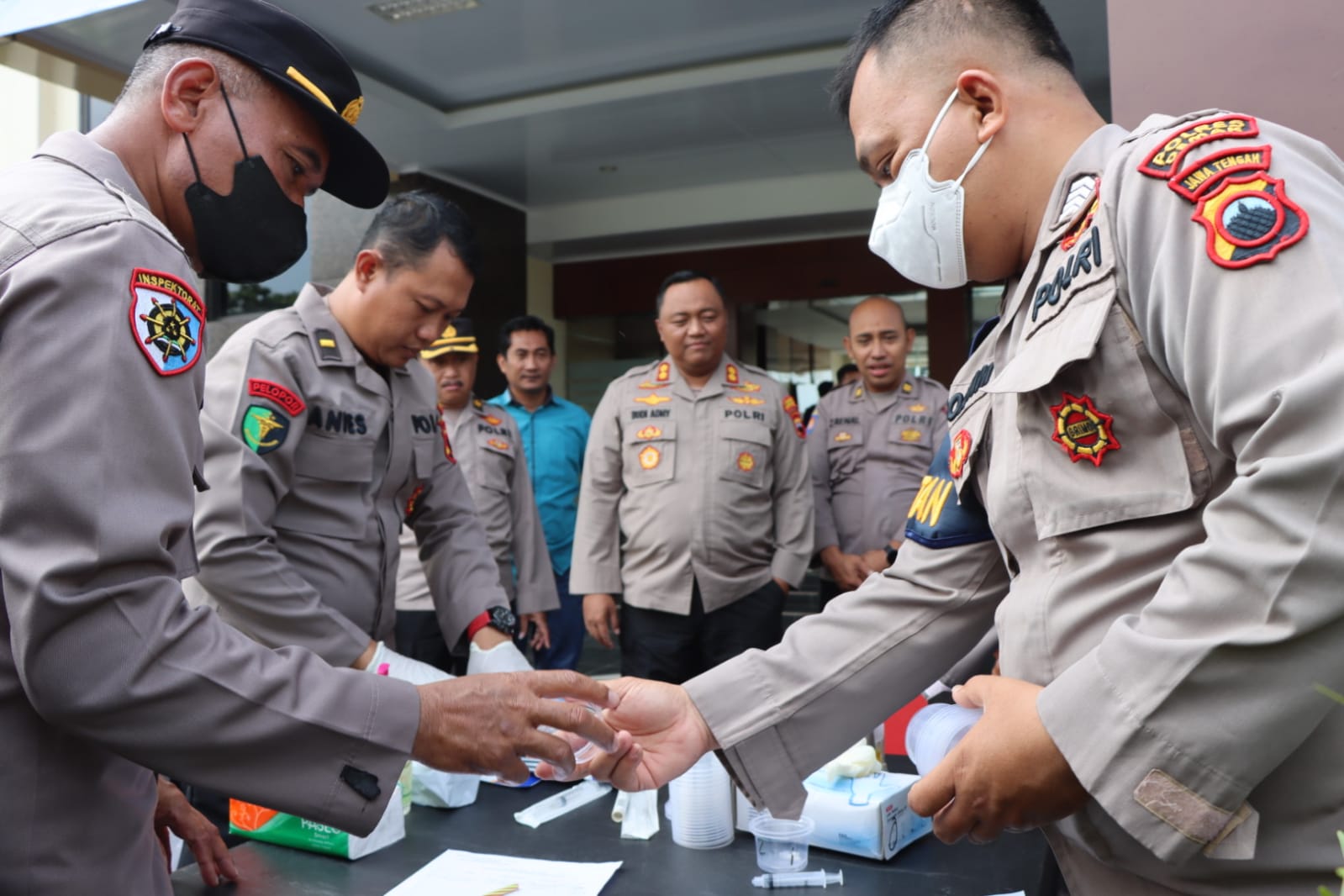 Foto: Tampak anggota Polres Demak sedang melakukan antrian test urine