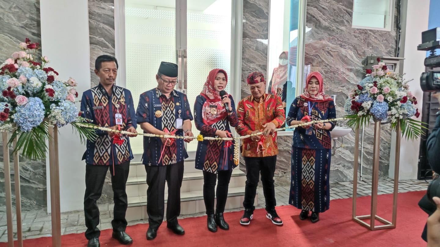 Foto: Bupati Demak Eisti'anah saat berada di gedung baru milik PT Demak Sarana Sehat (Perseroda) (istimewa)