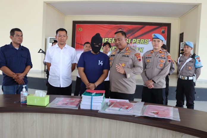 Foto: Konferensi pers Polres Demak terkait Eks Kades Surodadi yang diduga korupsi (istimewa) Foto: Konferensi pers Polres Demak terkait Eks Kades Surodadi yang diduga korupsi (istimewa)