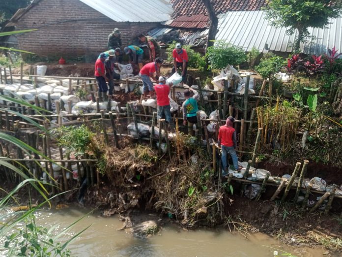 Aktivis Peduli Lingkungan (Akpel) memperbaiki tanggul ambrol di bantaran Sungai Suwatu Desa Bulumanis Kidul Kecamatan Margoyoso, Pati