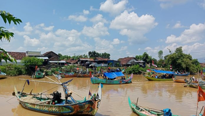 Perahu nelayan tradisional di Sungai Silugonggo Tayu