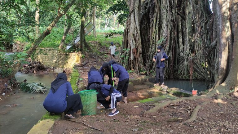 Ciptakan Lingkungan Bersih dan Asri, GenBI IAIN Kudus Lakukan Tanam Pohon dan Bersih Punden