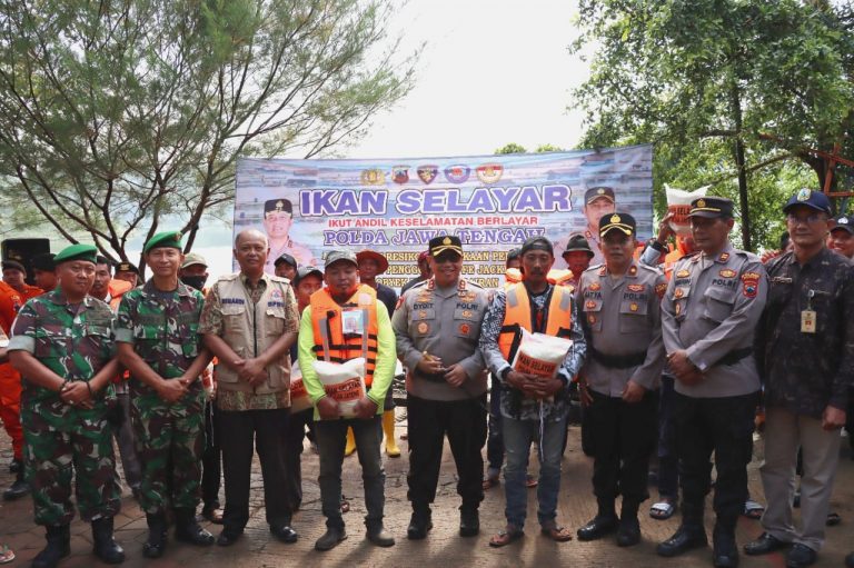 Polres Kudus Bagikan Jaket Pelampung kepada Pemilik Perahu di Wisata Waduk Logung