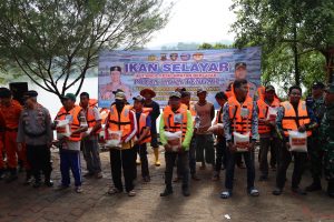 Foto: Pemberian jaket kepada para pelaku usaha perahu di Wisata Waduk Logung Kudus