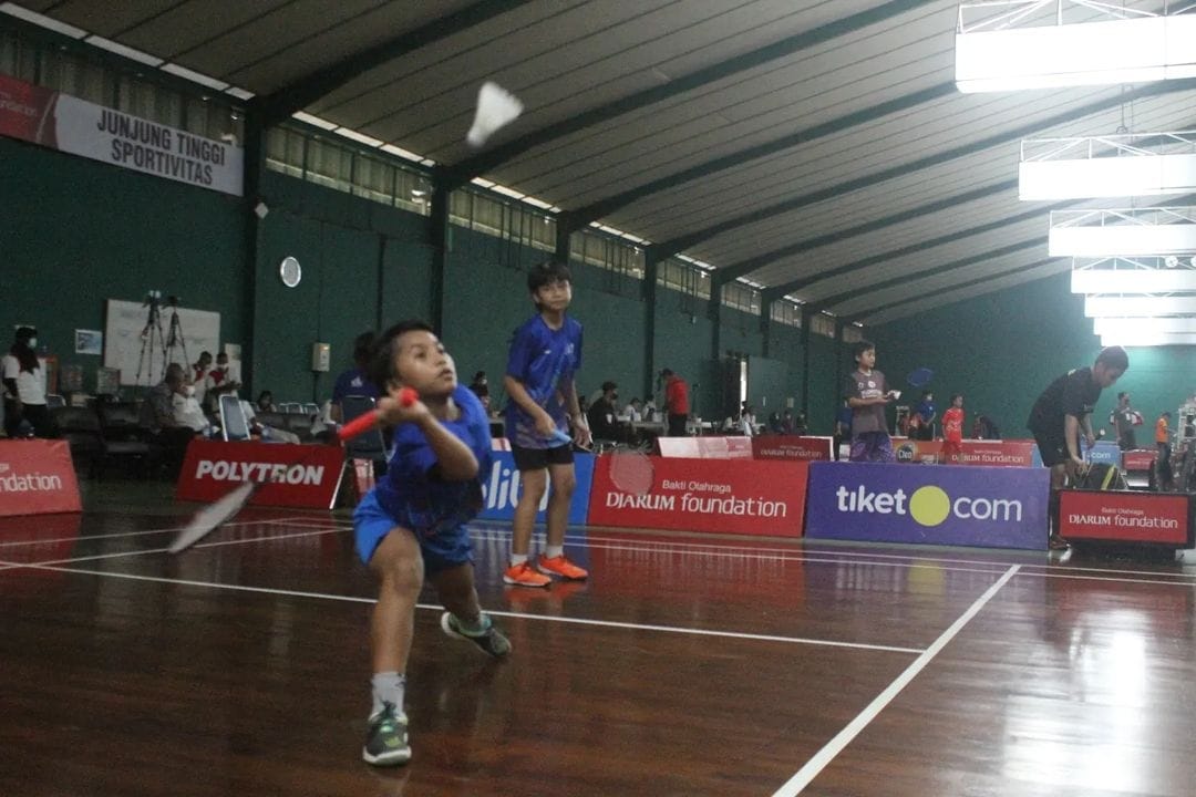 Foto: Anak-anak saat sedang mempertontonkan aksinya bermain Bulu Tangkis