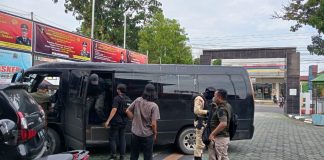 Mobil yang digunakan mengantar Napiter IS asal Rutan Cikeas di Lapas Kelas IIB Pati
