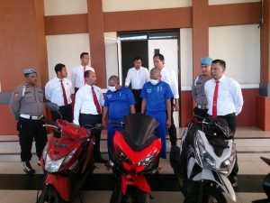 Foto: Dua pemuda yang membawa kabur motor ninja merah