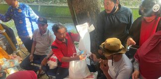 Foto: Tampak warga sedang menunggu antrian di Kantor Dispertan Kudus