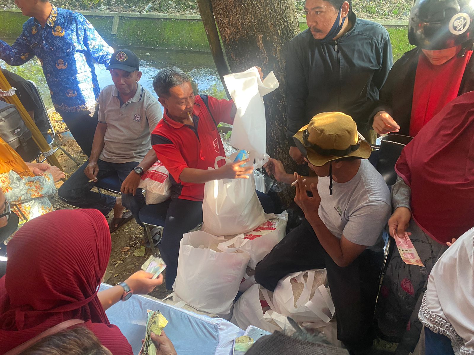 Foto: Tampak warga sedang menunggu antrian di Kantor Dispertan Kudus