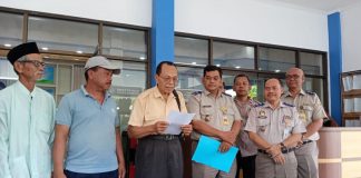 Tokoh Masyarakat Desa Pundenrejo Kecamatan Tayu Supriyadi saat membacakan hasil audiensi di BPN Pati