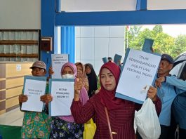 Sutoyo (40) bersama warga Pundenrejo lainnya menolak perpanjangan izin HGB PT LPI di BPN Pati, Selasa (21/3/2023)