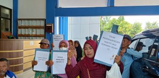 Sutoyo (40) bersama warga Pundenrejo lainnya menolak perpanjangan izin HGB PT LPI di BPN Pati, Selasa (21/3/2023)