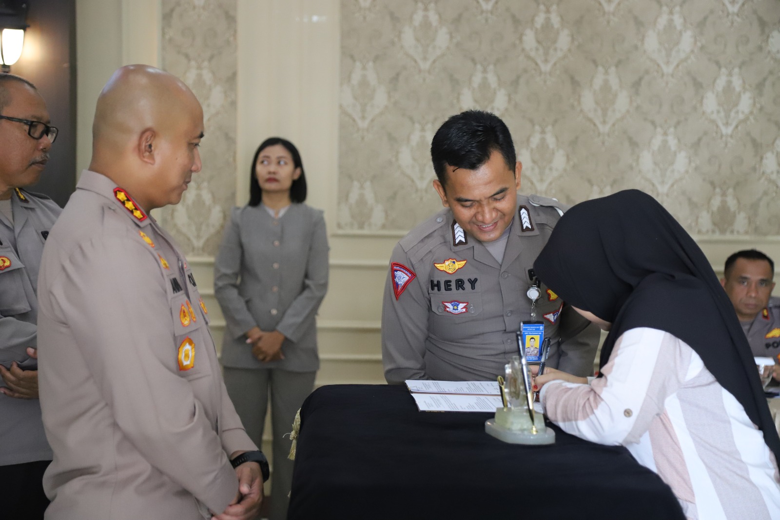 Kapolresta Pati (kiri) AKBP Andhika Bayu Adhittama beserta Baur SIM Satlantas Polresta Pati Bripka Hery Prayitno (tengah) saat menyaksikan Penandatanganan bersama penyusunan standar pelayanan SIM di Polresta Pati