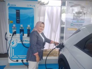 Foto: Simulasi pengisian listrik ke mobil