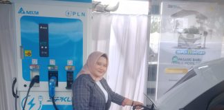 Foto: Simulasi pengisian listrik ke mobil