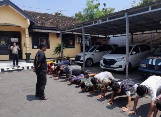 Belasan pemuda diamankan Polsek Sukolilo terkait kegiatan tongtek