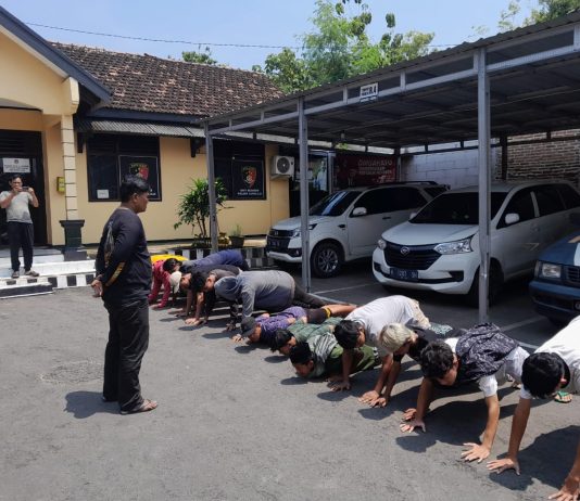 Belasan pemuda diamankan Polsek Sukolilo terkait kegiatan tongtek