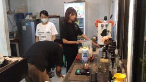 Foto: Owner Boen Coffea Garden Myta Yuninda saat membantu karyawannya dalam menyiapkan menu untuk pelanggan