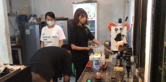 Foto: Owner Boen Coffea Garden Myta Yuninda saat membantu karyawannya dalam menyiapkan menu untuk pelanggan