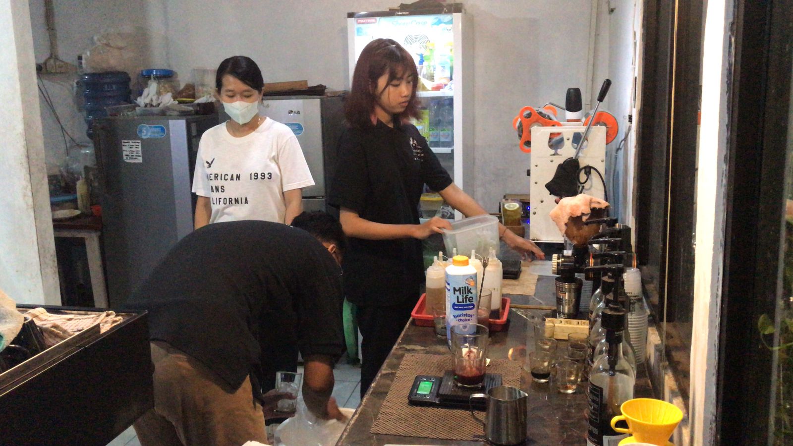 Foto: Owner Boen Coffea Garden Myta Yuninda saat membantu karyawannya dalam menyiapkan menu untuk pelanggan