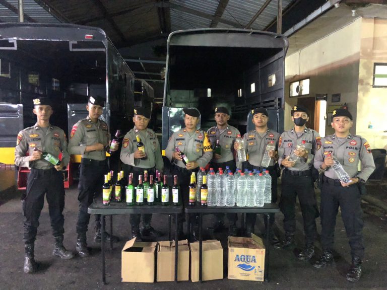 Polresta Pati Sita Puluhan Botol Miras