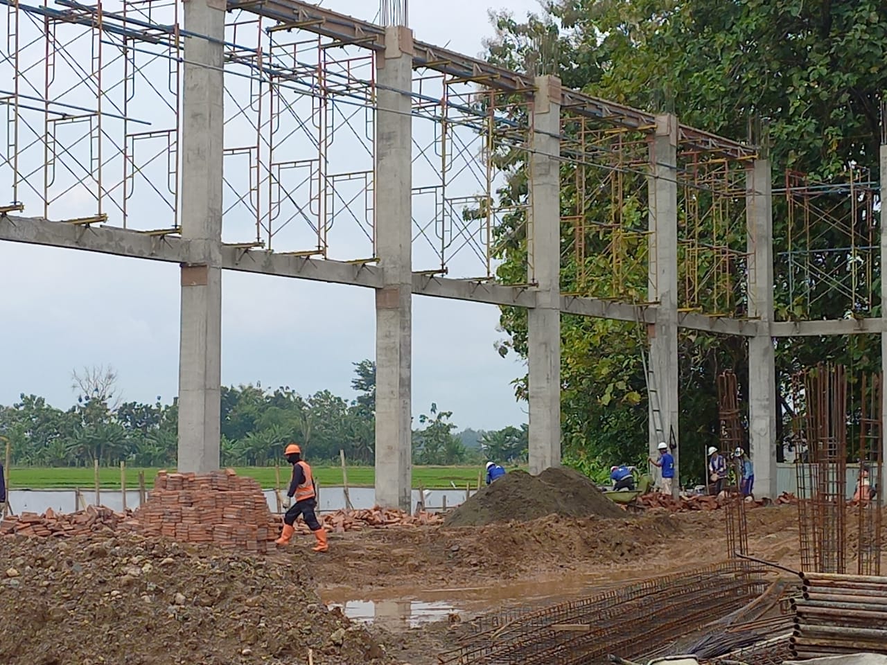 Tampak pekerja di proyek pembangunan gedung senam di Kabupaten Pati