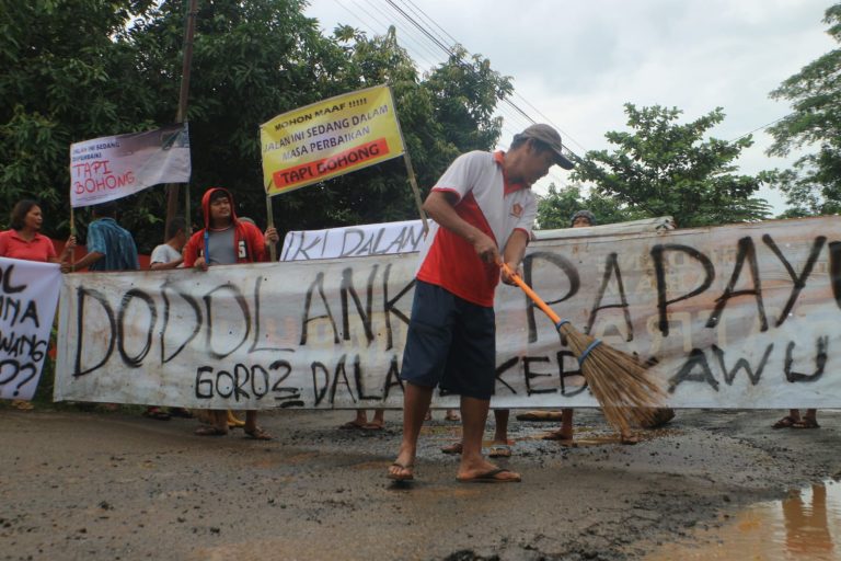 Sempat Gelar Upacara, Warga Puncel Kembali Beraksi Bersih-bersih Bentuk Protes Kerusakan Jalan