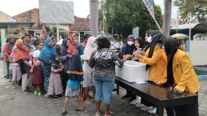 Foto: pembagian takjil yang dilakukan oleh Mahasiswa Universitas Muhammadiyah Kudus