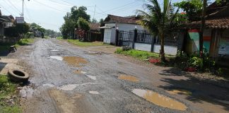 Ilustrasi jalan rusak di Kabupaten Pati