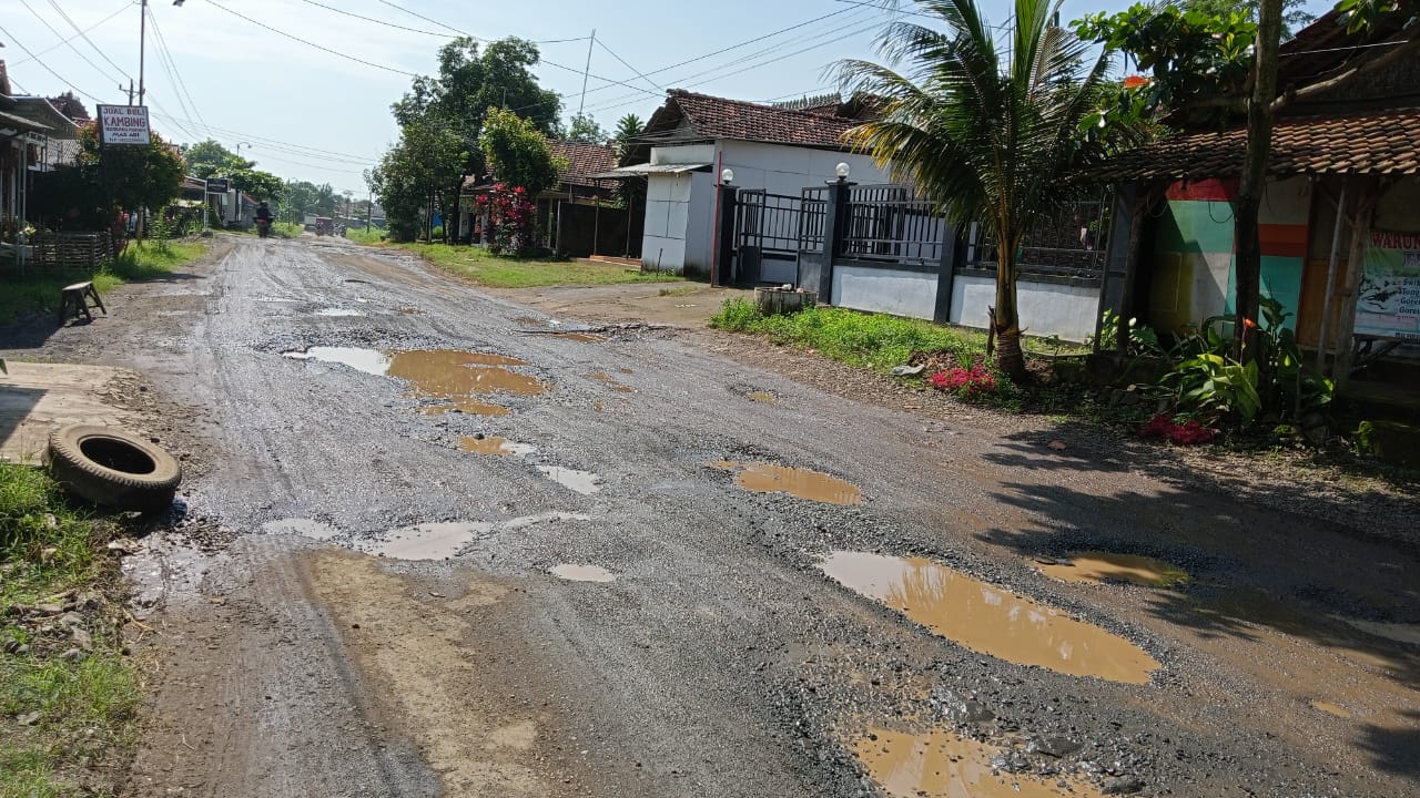 Ilustrasi jalan rusak di Kabupaten Pati