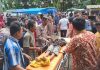 Proses evakuasi terhadap korban tenggelam oleh tim puskesmas dan Polsek Margoyoso