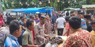 Proses evakuasi terhadap korban tenggelam oleh tim puskesmas dan Polsek Margoyoso