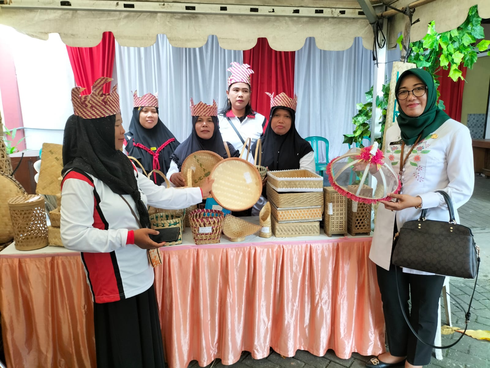 Foto: Kepala Disbudpar Kudus Mutrikah saat sedang mengunjungi stand UMKM milik Desa Jepang