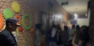 Petugas saat merazia di salah satu hiburan malam di Margorejo