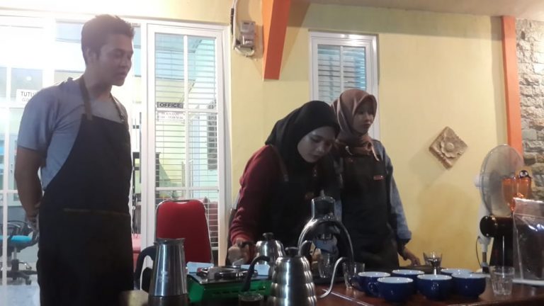 Senangnya Siswa PKBM Ikut Kelas Barista Kopi di Kudus