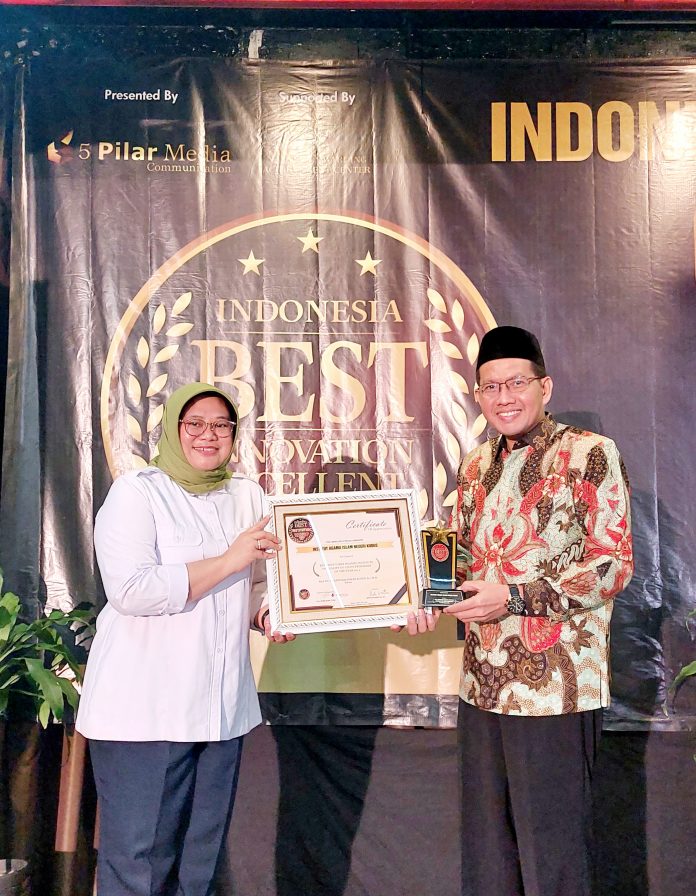 Foto: penyerahan penghargaan Kadis Kominfo Jawa Timur Sherlita Rayna Dewi Agustin kepada Rektor IAIN Kudus Abdurohman Kasdi (istimewa)
