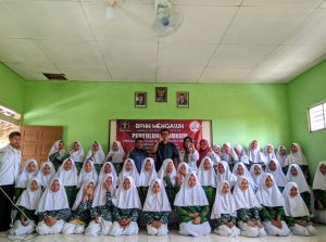 Foto: LKBH Justisia Kudus berfoto bersama Siswa-siswi MTs NU Nahdlatul Athfal Puyoh Dawe Kudus usai menggelar penyuluhan