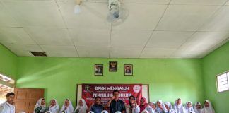 Foto: LKBH Justisia Kudus berfoto bersama Siswa-siswi MTs NU Nahdlatul Athfal Puyoh Dawe Kudus usai menggelar penyuluhan