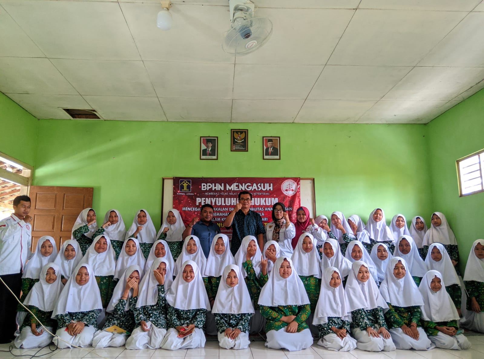 Foto: LKBH Justisia Kudus berfoto bersama Siswa-siswi MTs NU Nahdlatul Athfal Puyoh Dawe Kudus usai menggelar penyuluhan