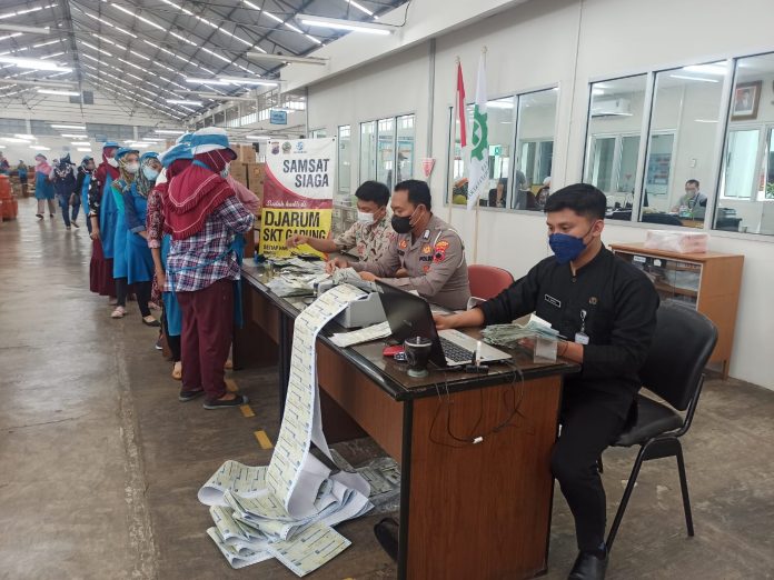 Foto: Pelayanan Samsat Kudus yang bertempat di Brak Djarum Garung Lor Foto: Pelayanan Samsat Kudus yang bertempat di Brak Djarum Garung Lor