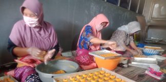 Foto: Tampak para pekerja sedang serius memberikan membentuk kue
