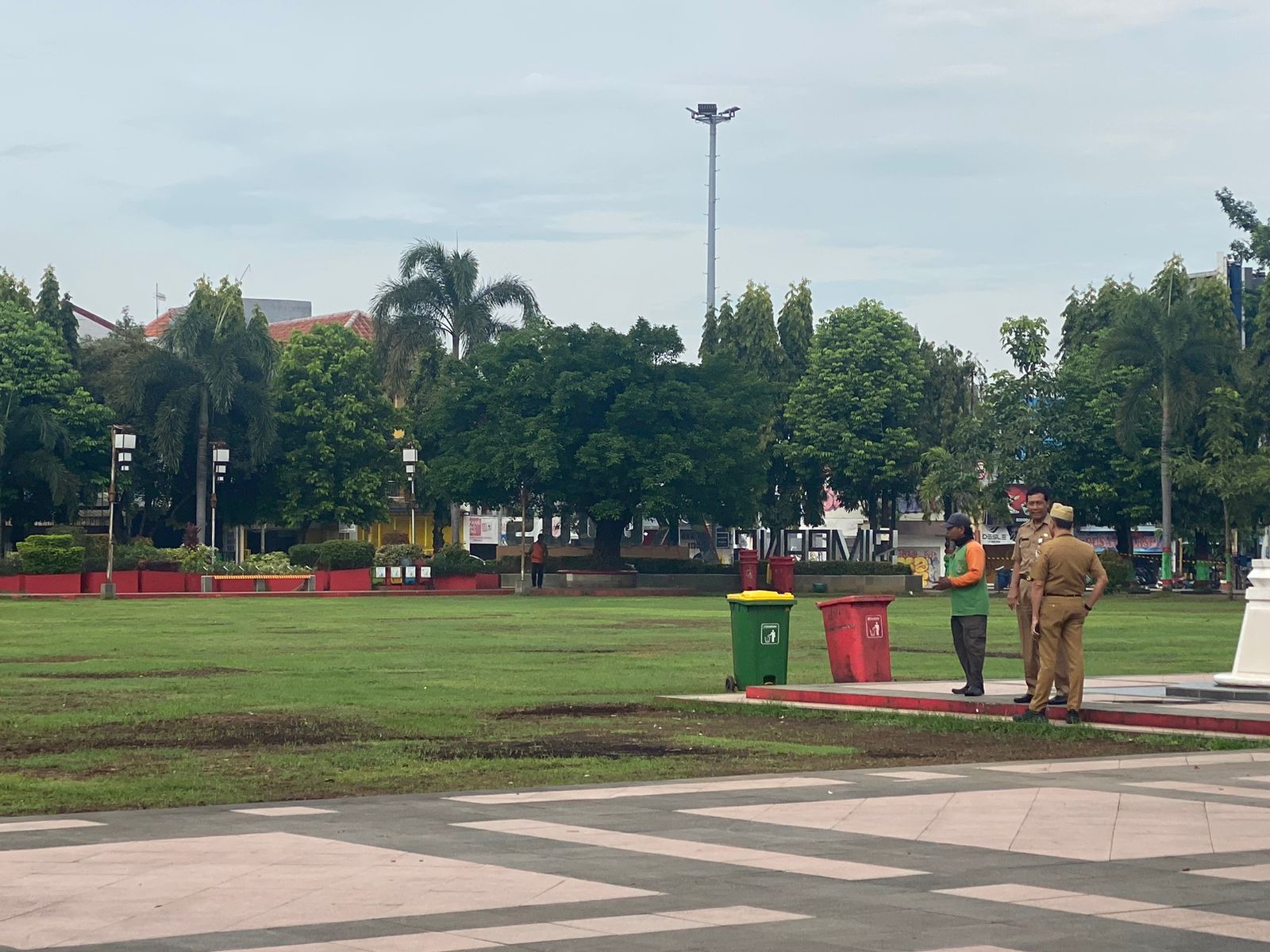 Foto: tampak kejauhan Kepala Dinas PKPLH Kudus bersama Kepala Dispertan Kudus sedang mengamati situasi terkini kondisi lapangan Alun-alun Simpang Tujuh Kudus