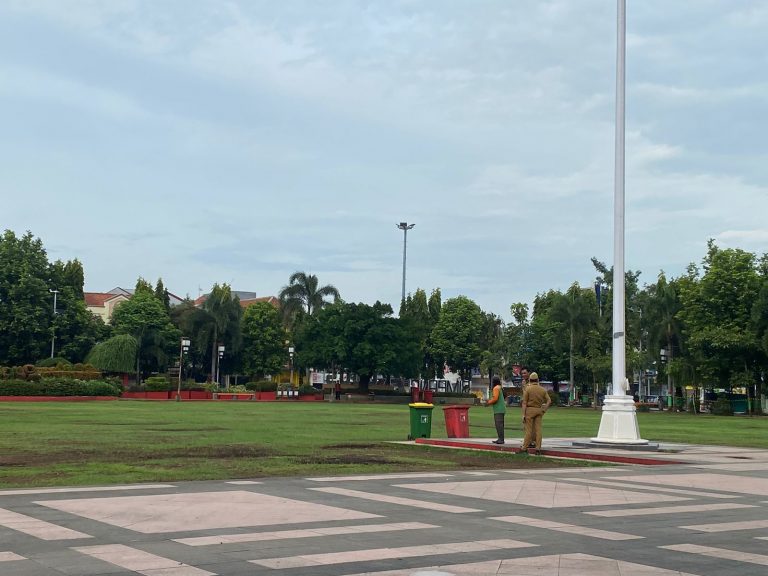 Dinas PKPLH Gencar Lakukan Perbaikan Rumput Alun-alun Simpang Tujuh Kudus